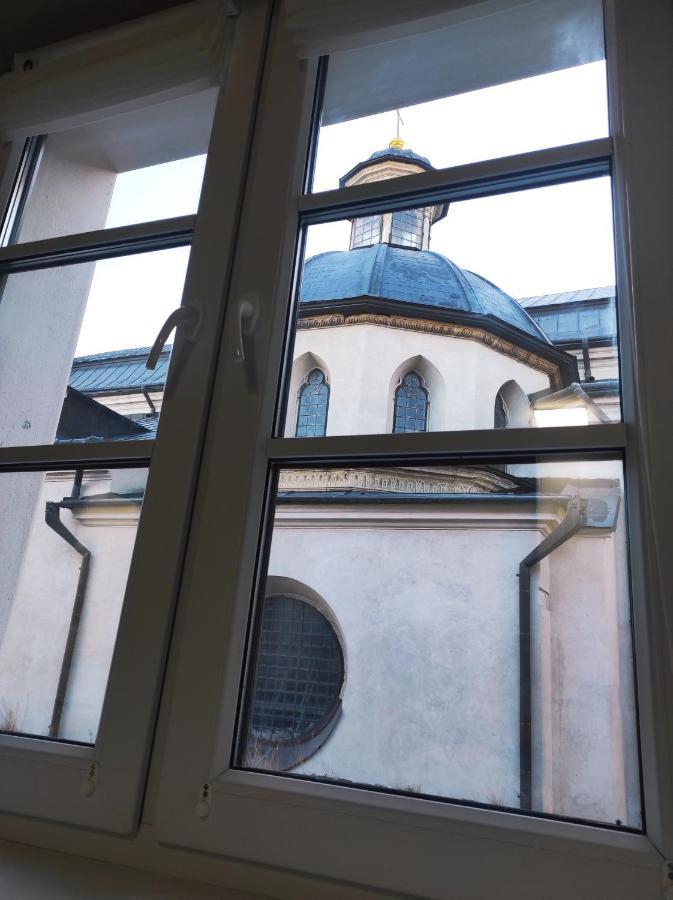 Апартаменти Біля Домініканського Костелу Kamianets Podilskyi Bagian luar foto