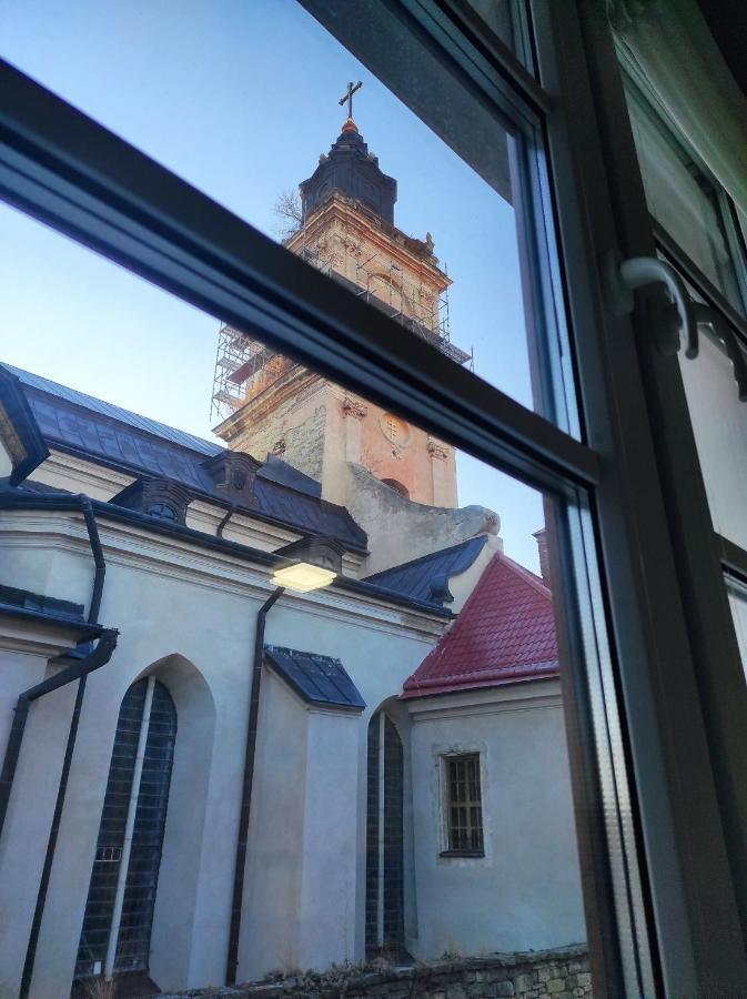 Апартаменти Біля Домініканського Костелу Kamianets Podilskyi Bagian luar foto